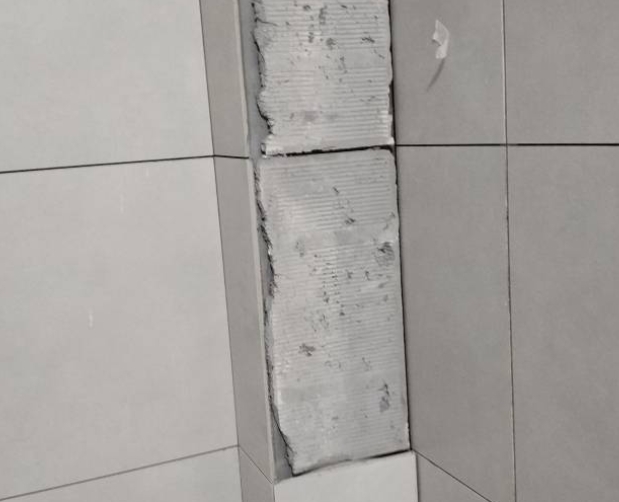 周至瓷砖空鼓维修公司分享下瓷砖施工前基层浇水润湿程度不足，可能导致以下问题